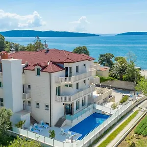 Riva With Swimming Pool Szálloda
