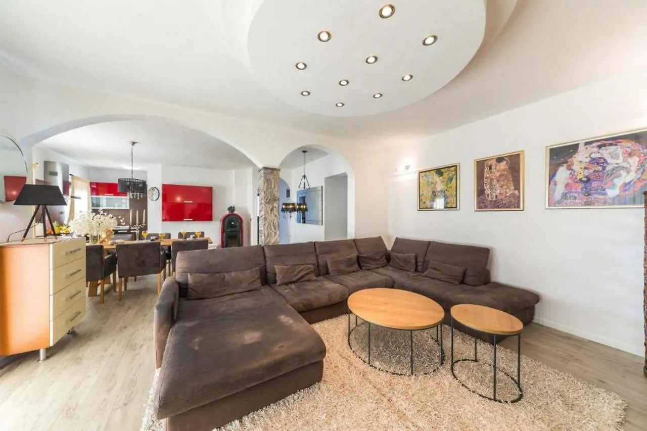 Villa Helios Kastela 0*,